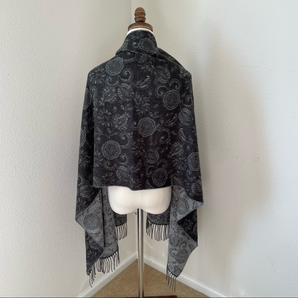 Cashmink V. Frass Soft Acrylic Fringed Black and‎ Gray Scarf - Picture 4 of 8